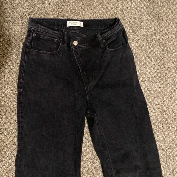 Abercrombie 90’s Straight High Rise Jeans - Picture 2 of 8